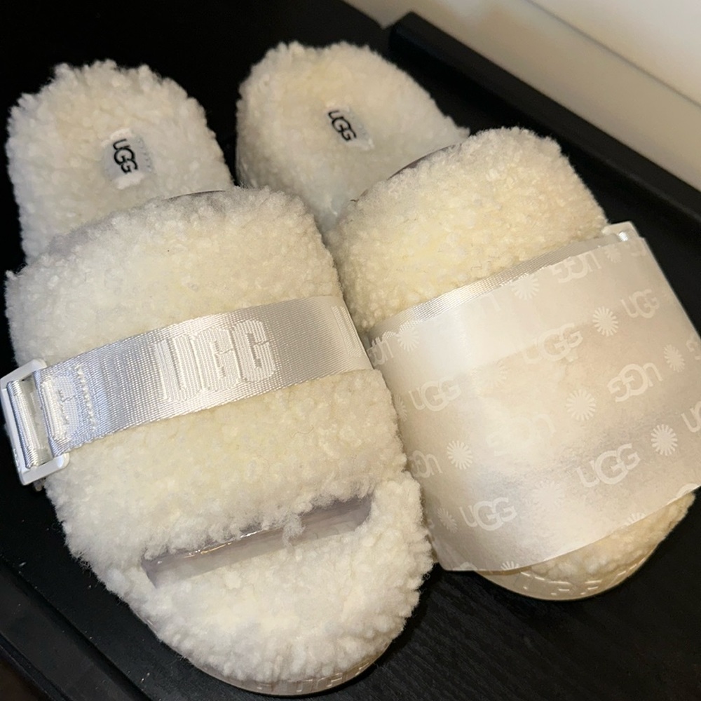 New Women’s Size 8 UGG FLUFFITA SANDLE